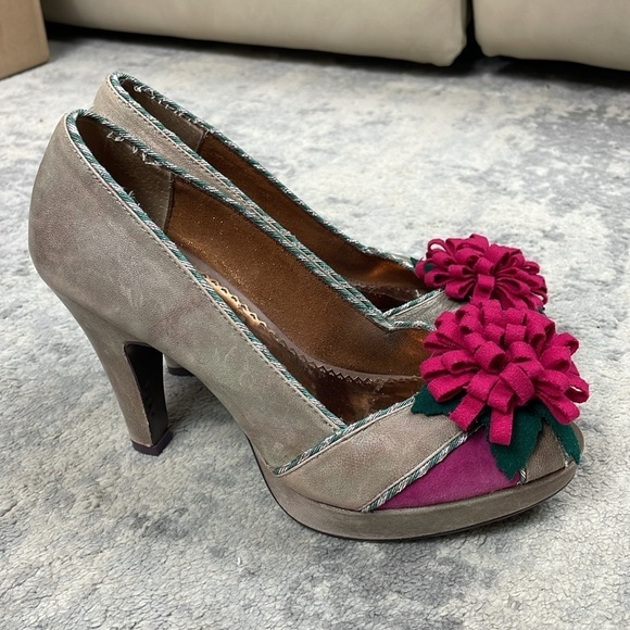 Poetic License Distressed Leather Floret Pom Pom Pumps Retro Heels Taupe Sz 7 - Picture 4 of 14